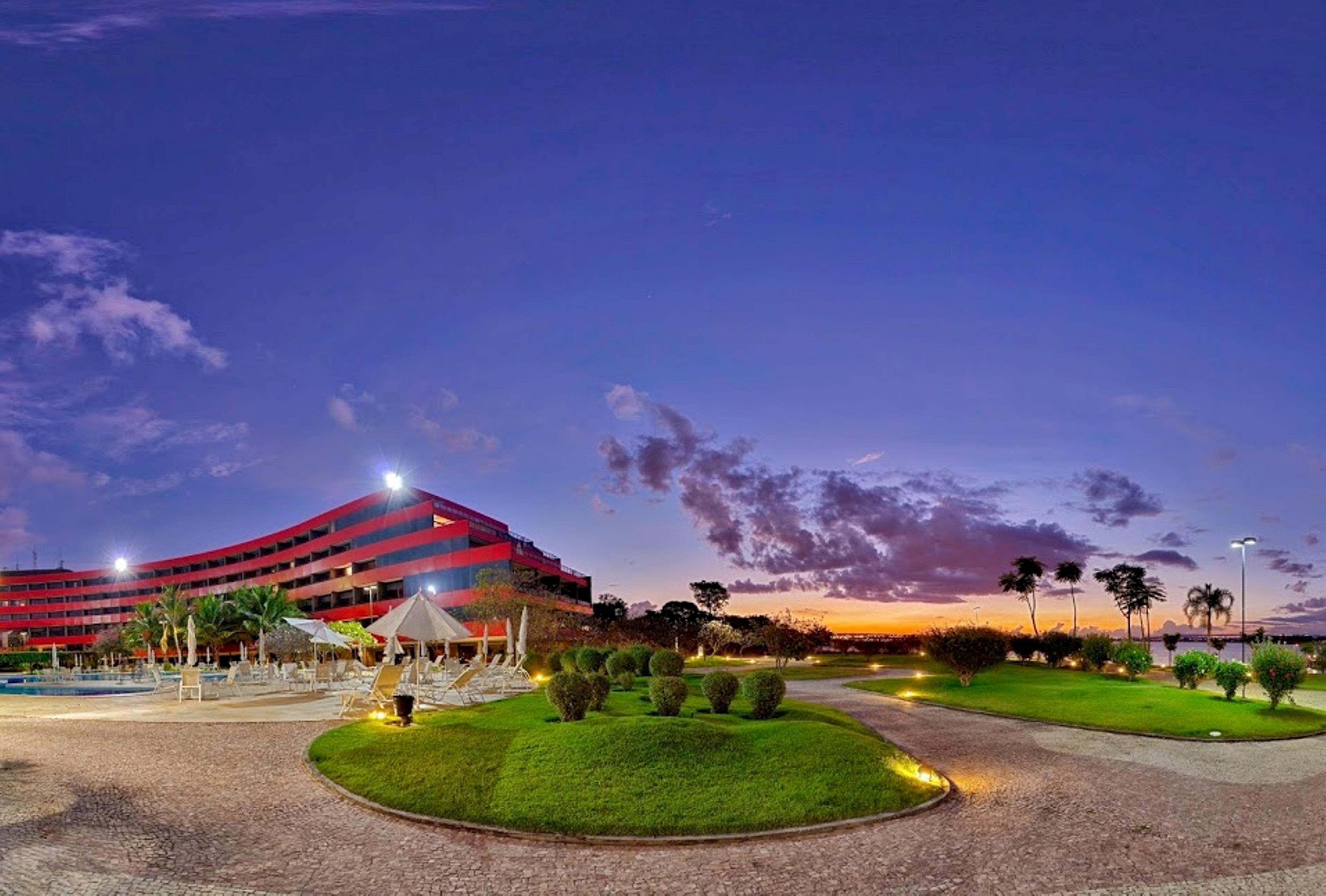 Royal Tulip Brasilia Alvorada Hotel Kültér fotó The hotel at night