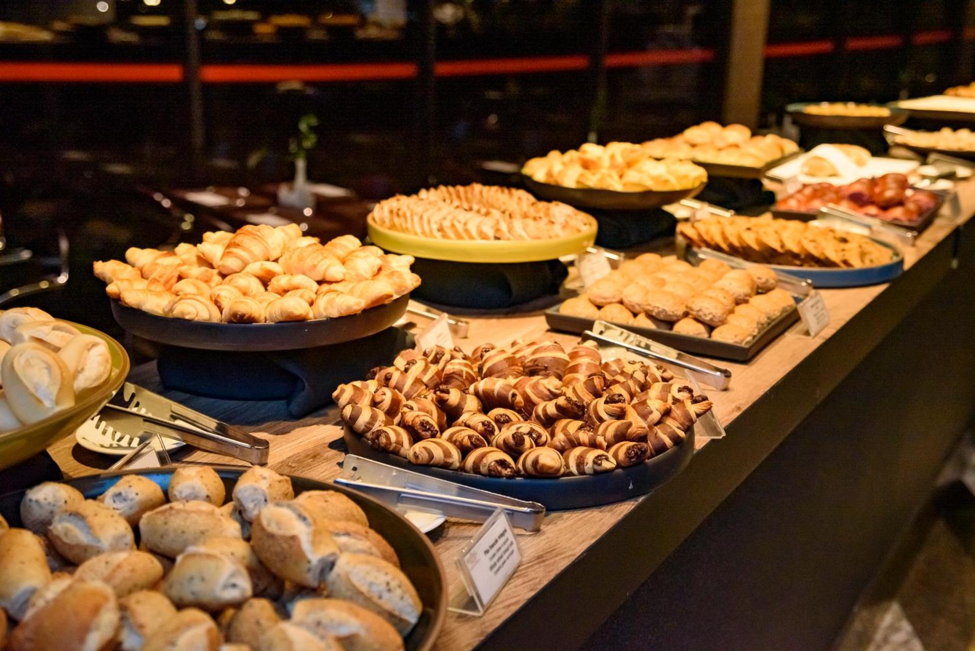 Royal Tulip Brasilia Alvorada Hotel Kültér fotó A selection of pastries at a buffet