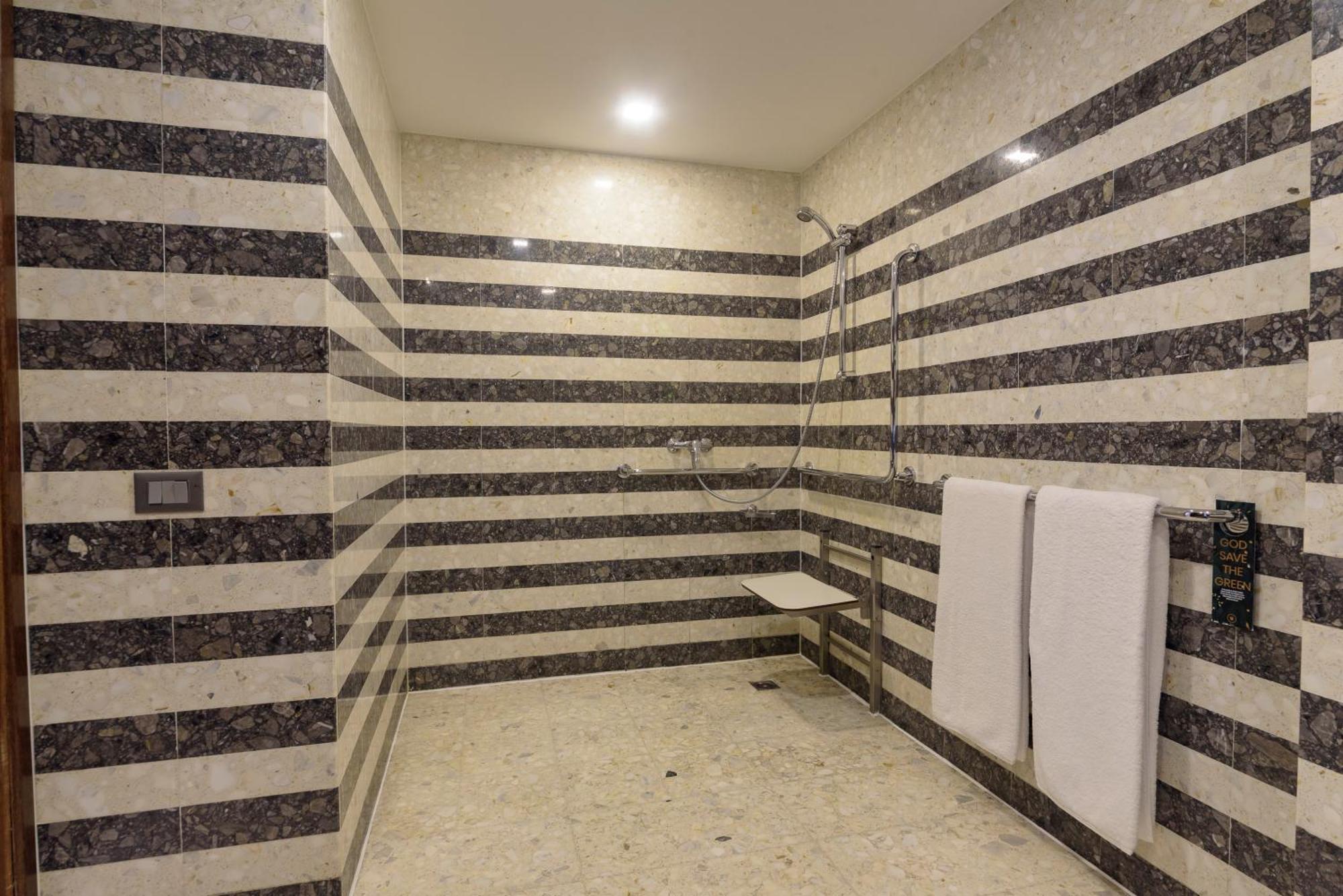 Royal Tulip Brasilia Alvorada Hotel Szoba fotó A shower