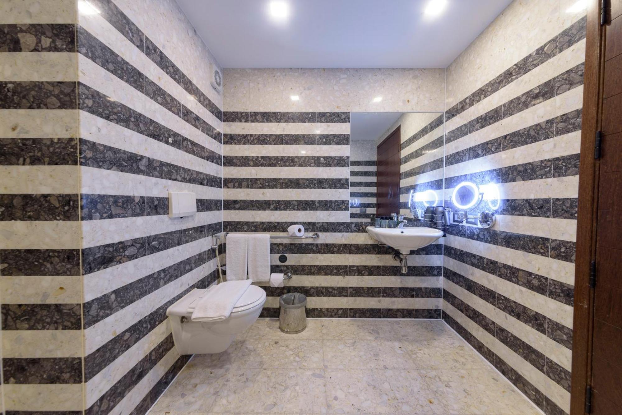 Royal Tulip Brasilia Alvorada Hotel Szoba fotó Bathroom