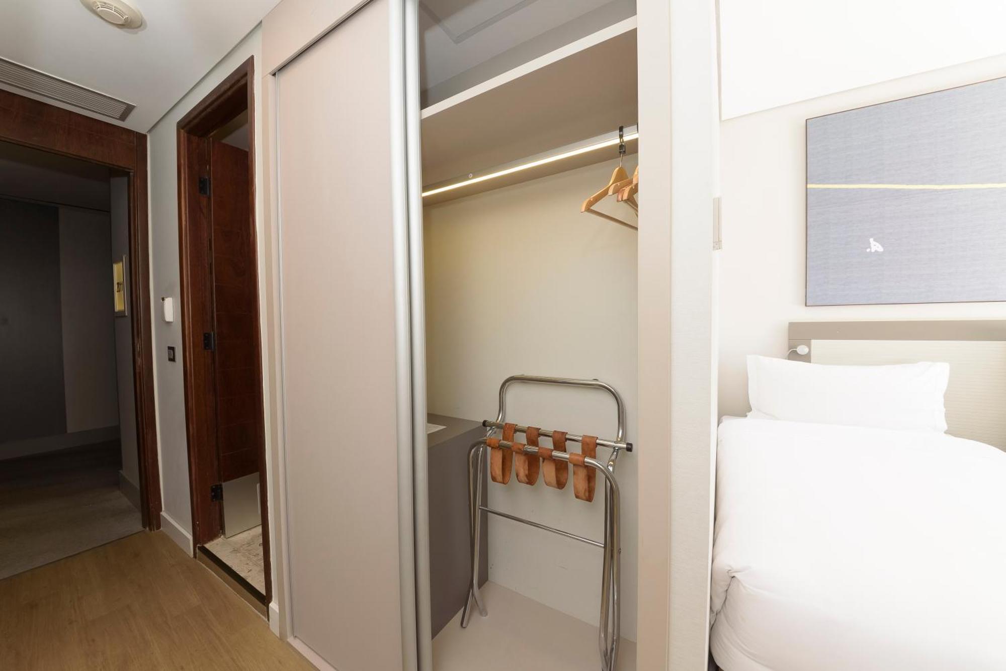 Royal Tulip Brasilia Alvorada Hotel Kültér fotó A sliding door