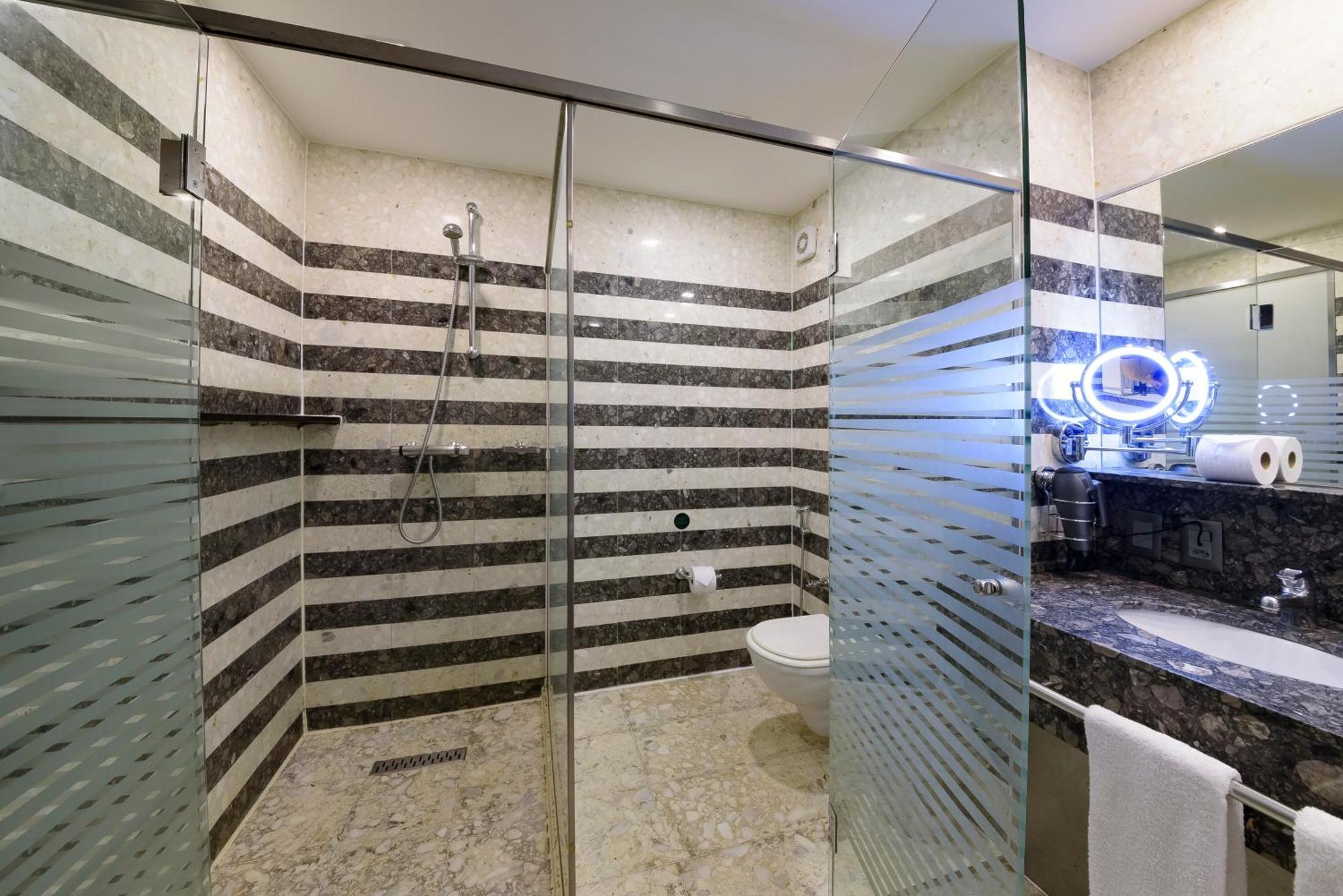 Royal Tulip Brasilia Alvorada Hotel Kültér fotó A shower enclosure